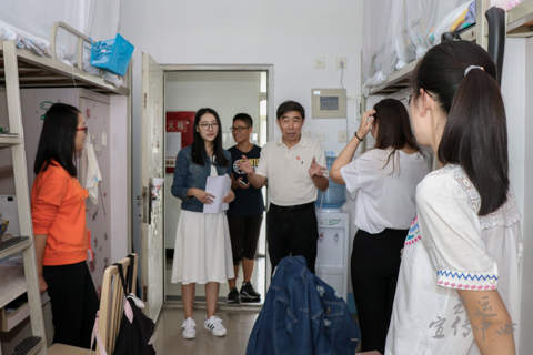 情系新生关怀备至我院党委郝建平书记一行走访新生宿舍真情关爱暖人心