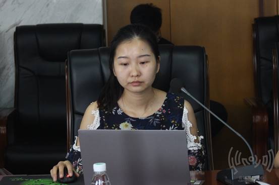 谢文影代表何娟老师团队进行介绍.李唐莹代表刘昱岗教授团队进行介绍.